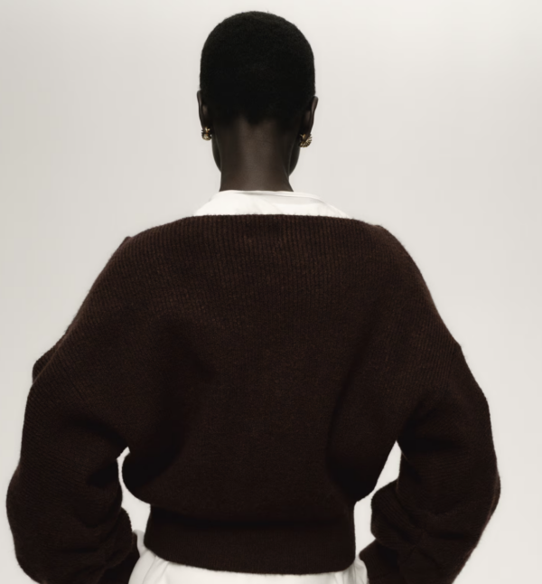 Captura de pantalla 2025-11-24 183211 Suéter oversized con cuello de ojal