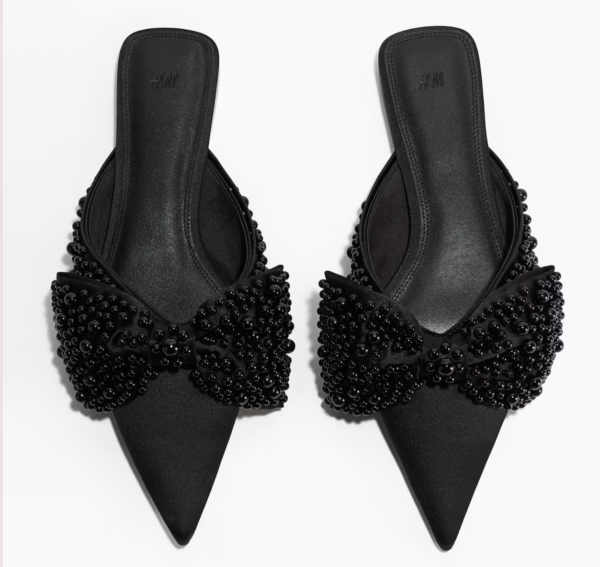 Zapatos de talón descubierto con aplicaciones